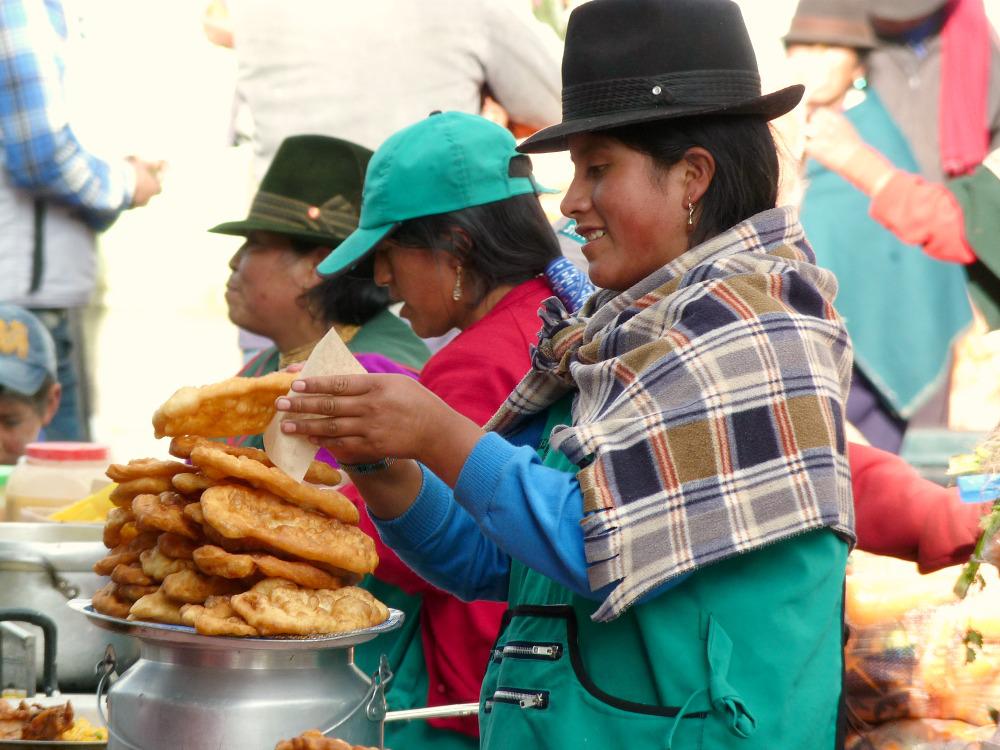 ecuador-guamote-marktvrouw-empanadas