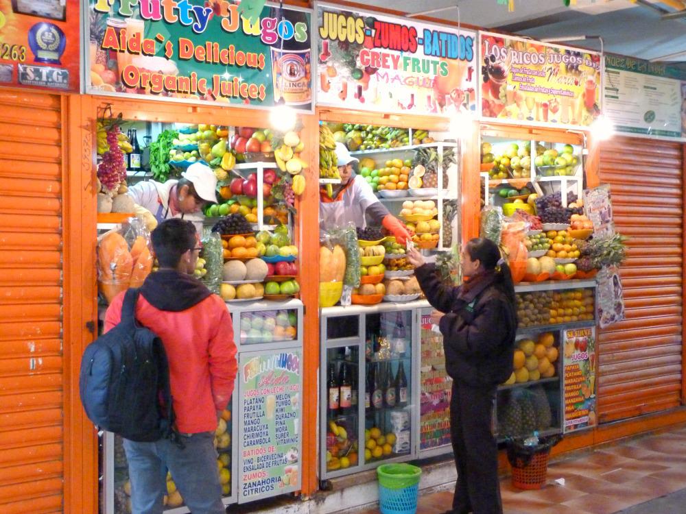 bolivia-la-paz-mercado-lanza-fruitstalletjes