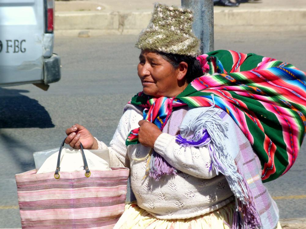 bolivia-la-paz-straatbeeld-aymara-vrouw