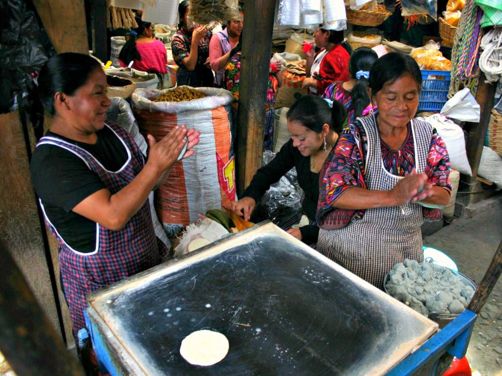 guatemala-markt-tortillas-bakken