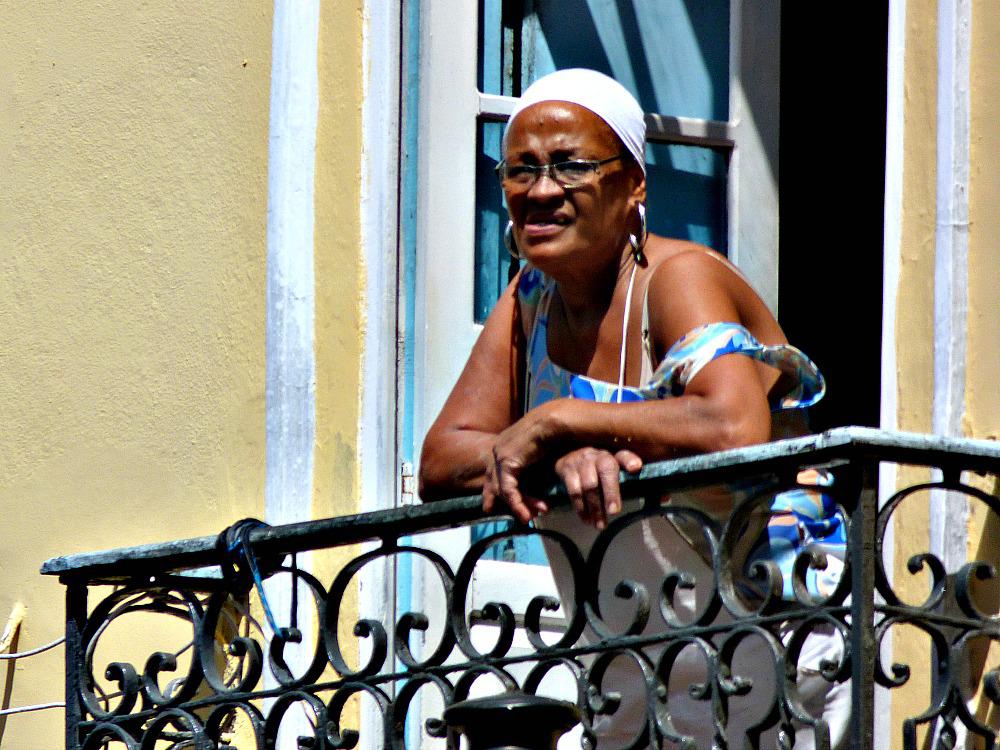 budget-reizen-brazilie-vrouw-balkon