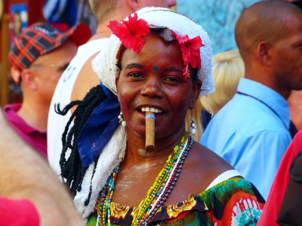 paklijst cuba rondreis - vrouw met sigaar